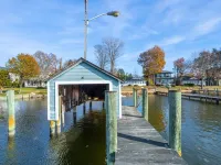 Serene spot, West River dock, sunsets, the Bay, only 40 min from Alexandria, DC.