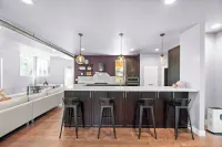 Modern House, Fully Fenced, Private Balcony, Fire Pit, Close to Ski Resorts Hotels in Millcreek