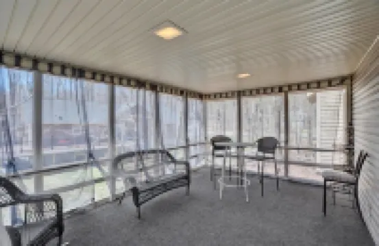 Renovated Escape in Mountain Resort. Lake, Pool, Kayak, Family and Pet Friendly!