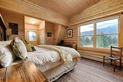 Rivendell Log Cabin - walk into RMNP!  Continental Divide Views!  Large Hot Tub!