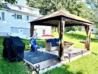 Riverfront Cottage and Cabana. 3-Bedroom, 2 Bath on the Lazy, Great Chazy, River 尚普蘭住宿飯店