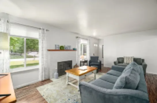 Cozy house-Near Cascades-Dog friendly-Large yard-Tranquil