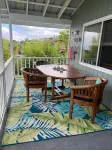 Afforable & quaint upstairs 2Bedroom 1Bath apartment with lanai and Ocean views