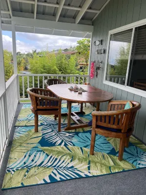 Afforable & quaint upstairs 2Bedroom 1Bath apartment with lanai and Ocean views - 2-Star