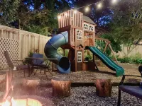 Beautifully renovated hot-tub, large fenced backyard, pet friendly