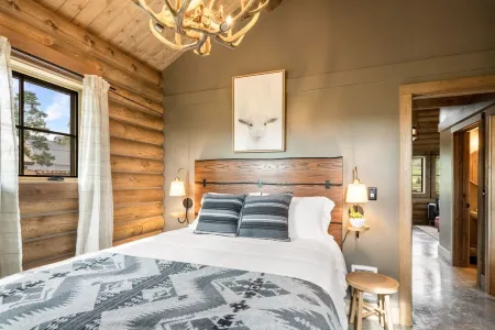 Beautiful Log Cabin Near Yellowstone Park