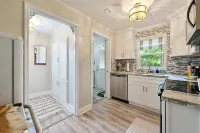 Enjoy our cozy cottage just minutes from A&M Campus Hotels in Bryan