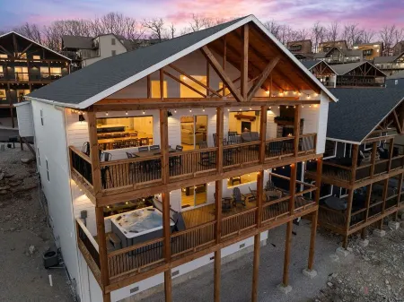 NEW! Lakeview Lodge for 24, Private Hot Tub, Pools, Game Room, Theater Room