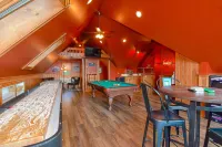 9 Bedroom Estate, Sleeps 24, Heated Pool, Hot Tub, Movie Theater, Game Room