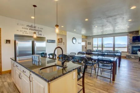 10Bedroom 6 bath Lakeview Retreat with Year-Round Hot Tub & Unique Entertainment