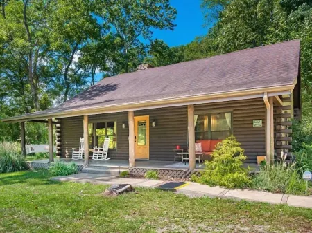 🎣 FISHING LODGE🌲 - 3 Stocked Ponds, Hot Tub, Sleeps 14, 8 acres, Arcade