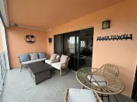 ☀️Renovated 𝐵𝐸𝐴𝐶𝐻𝐹𝑅𝑂𝑁𝑇 condo with RESORT STYLE AMENITIES☀️