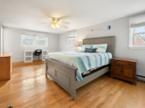 Close to Mystic, Stonington, Westerly. Room for everyone. 3 mins to Ocean Beach. Hotels in New London