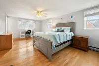 Close to Mystic, Stonington, Westerly. Room for everyone. 3 mins to Ocean Beach.