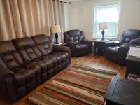 Conveniently located 2 bedroom home only minutes from hiking and state park fun! Hotel a Trumbull County