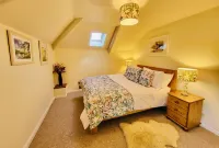 Devon Hideaway: Historic Barn, Jacuzzi & Expansive Exmoor Views 엄버레이 호텔