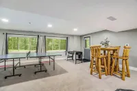 Big Red! Modern clubhouse with Hot Tub! Walking distance to Castle - 4 bedrooms