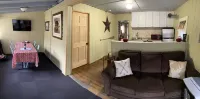Charming lake community cottage with hot tub PET FRIENDLY