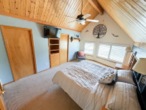 King Suite Chalet+on Golf Course+Walk to the Lake+Yosemite Basecamp 格羅夫蘭酒店