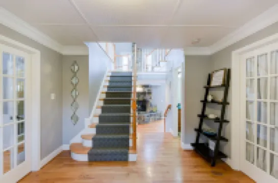 Spectacular Views & Serene Surroundings: Your Perfect Getaway