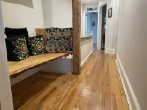 Row-home 3min drive to Central Market,Office,Patio w/ Fire Pit, Artistic Accents