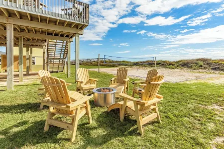 6-bedroom house on fabulous Surfside Beach with private volleyball court Отели в г. Серфсайд Бич