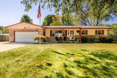 Welcome to Holiday House! Cozy, modern home 7 min. from the beach and wineries. Hotel in zona Grand Mere State Park