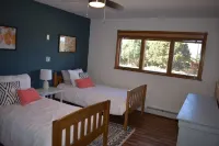 Large Home w/ Hot Tub and 360 mountain views near Salida! Отели рядом с Salida