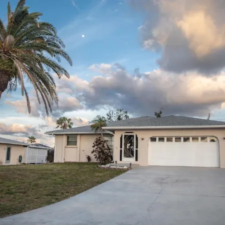 Your serene escape - Modern, cozy, and close to the beach.