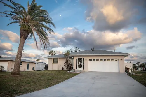 Your serene escape - Modern, cozy, and close to the beach. - Jacuzzi