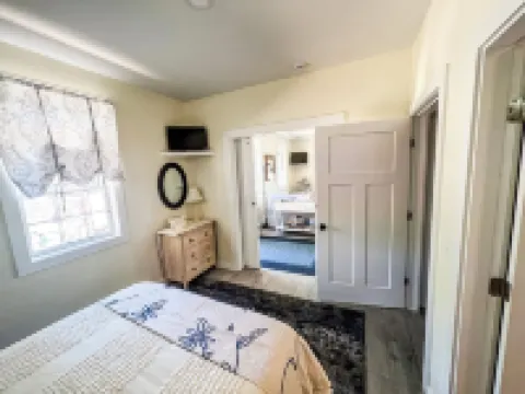 Charming Coastal Maine Cottage Overlooking Penobscot Bay!