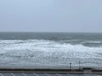 Ocean front Studio across from beach Hotels in Hull