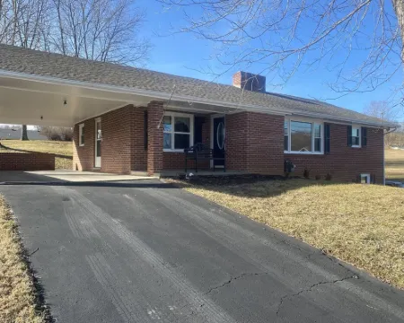 Newly renovated home! One block from Back of the Dragon-Close to downtown Marion Hotels in Smyth County