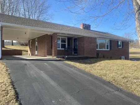 Newly renovated home! One block from Back of the Dragon-Close to downtown Marion