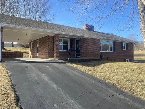 Newly renovated home! One block from Back of the Dragon-Close to downtown Marion