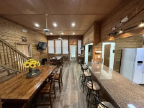 Beautiful rustic lodge located on Lake Guntersville with private boat ramp/dock