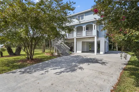 Stunning Custom Home. Walk to the Beach. Heated POOL! Elevator! Отели рядом с достопримечательностью «Mississippi Coast Coliseum and Convention Center»