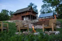 Cozy Creekside Cabin - Sleeps 6 - Perfect for campfires & making memories