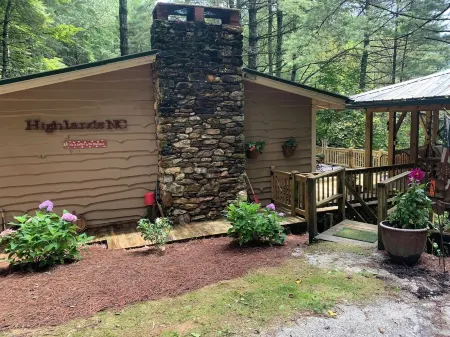 Walk to Waterfalls!  Cozy All Seasons Highlands Cabin 6 min to Town Отели рядом с достопримечательностью «Трейлхед фор Йеллоу Маунтин Трейл»