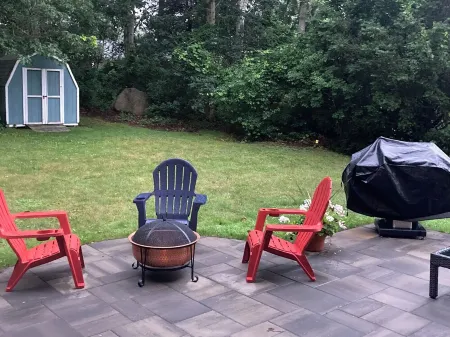 Craigsville beach cottage located .4 walking distance to the Beach! Отели в г. Барнстейбл