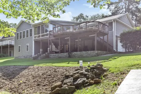 Bring the Boat! 4/4 Home on Lake Hartwell, Private Dock Included and Hot Tub!!!! Отели в г. Андерсон