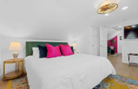 Art Deco Oasis: Pool, Hot Tub, 5 BDR, 3 BTH, 2 King Beds, Arcade, BBQ,  4 TV's