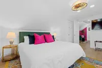 Art Deco Oasis: Pool, Hot Tub, 5 BDR, 3 BTH, 2 King Beds, Arcade, BBQ,  4 TV's