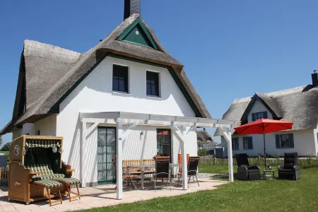Thatched-Roof House Margarita (3 Bedrooms; 2 Bathrooms) in Zierow Near Wismar