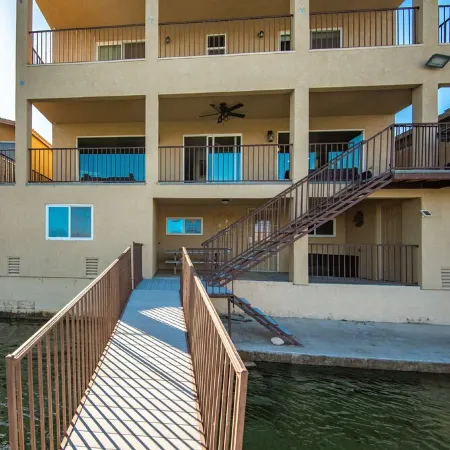 2900sf Riverfront home,no wake zone,5 bdrm, 4 bath Sleeps14,games, Sandy Beach!