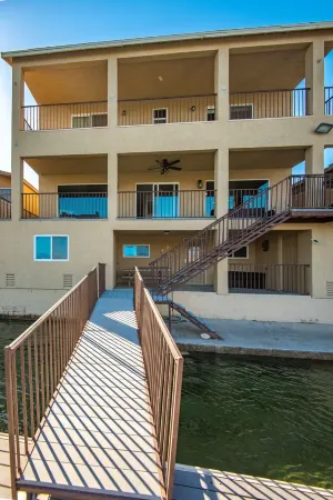 2900sf Riverfront home,no wake zone,5 bdrm, 4 bath Sleeps14,games, Sandy Beach!