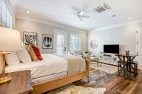 Sonoma Bungalow Studio Suite 6 is located just steps from Historic Sonoma Plaza
