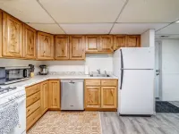 Orem Lower Level Apartment w/ Hot Tub access! 6 minutes to Provo Canyon Hotel di Orem