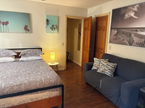 Villa B - a cozy studio with kitchen a minute away from downtown Palm Springs!