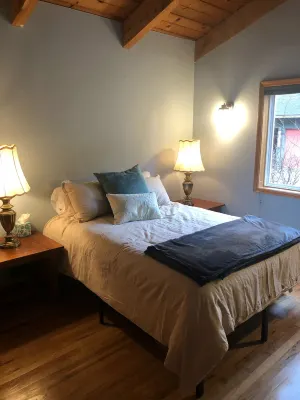 Diamond House, cozy home in a park-like setting Hotel dekat Totem Heritage Center